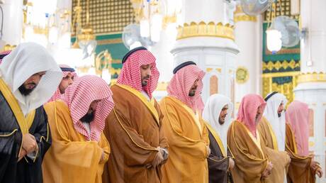 الأمير محمد بن سلمان يزور المسجد النبوي ومسجد قباء ويؤدي الصلاة بهما وسط تفاعل كبير (فيديوهات+صور)
