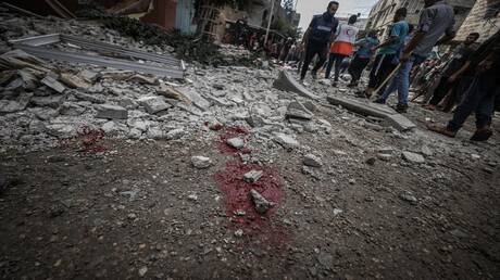 عشرات القتلى والجرحى في استهداف الجيش الإسرائيلي فلسطينيين ينتظرون المساعدات وسط غزة (فيديو)