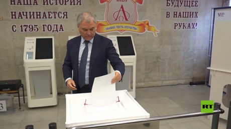 الانتخابات الرئاسية الروسية.. رئيس مجلس الدوما يدلي بصوته في موسكو