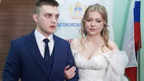 عرسان يستهلّون زفافهم بالتصويت في الانتخابات الرئاسية الروسية (صور)