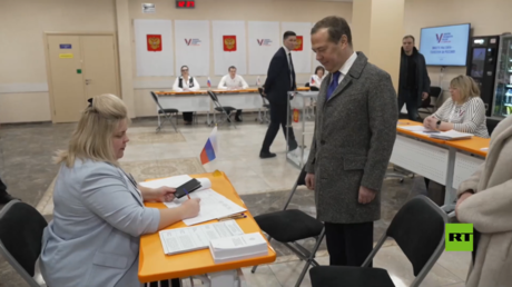 مدفيديف يدلي بصوته في الانتخابات الرئاسية الروسية برفقة زوجته