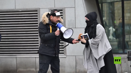 حرق القرآن الكريم يعود إلى شوارع العاصمة السويدية