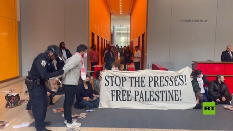 متظاهرون مؤيدون لفلسطين يقتحمون مبنى صحيفة 