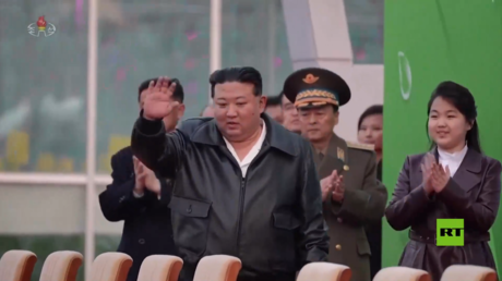 شاهد.. زعيم كوريا الشمالية يستقل لأول مرة سيارة 