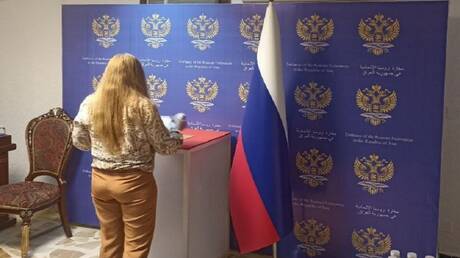 بالصور.. الروس يدلون بأصواتهم في سفاراتهم بالدول العربية (صور)
