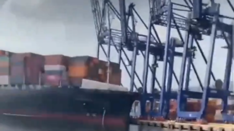 سفينة شحن تصطدم بميناء في محافظة كوجالي التركية (فيديو)