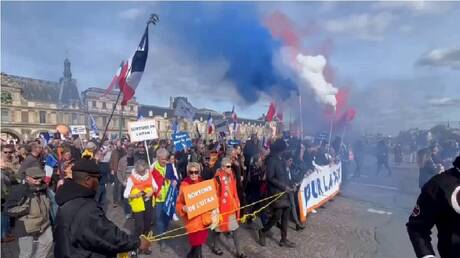 مظاهرة حاشدة في باريس ضد توريد الأسلحة وإرسال قوات غربية إلى أوكرانيا (فيديو)
