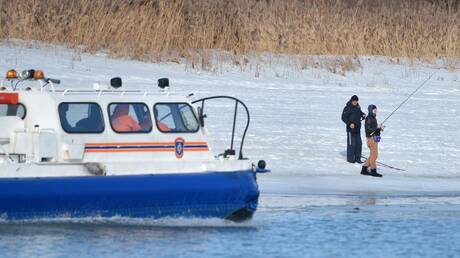 إنقاذ 44 صيادا من طوف جليدي انجرف بهم شرقي روسيا
