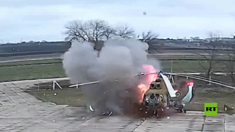 لحظة تدمير مروحية بطائرة مسيرة في قاعدة عسكرية في بريدنيستروفيه