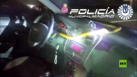 بالفيديو.. سائقة تعثر على ثعبان في سيارتها وسط مدريد
