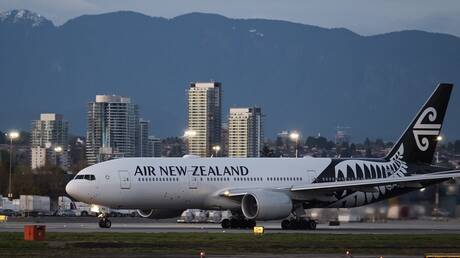 نيوزيلندا.. طرد امرأتين ​​من الطائرة بسبب حجمهن الكبير جدا