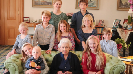 الكشف عن صورة معدلة للملكة البريطانية الراحلة مع أحفادها.. من التقطتها؟