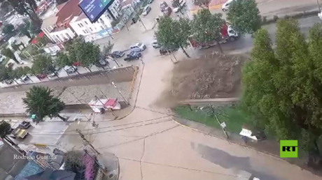 بالفيديو.. فيضانات عارمة في لاباز البوليفية