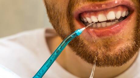 طبيب يحذّر من الاستخدام اليومي لأجهزة تنظيف الأسنان المائية