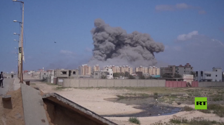 بالفيديو.. صعود أعمدة الدخان من الزهراء بقطاع غزة بعد غارة إسرائيلية