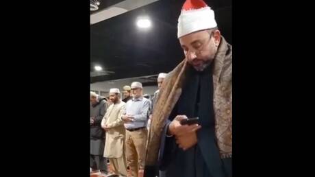مقطع فيديو يوثق شيخا يؤم الناس وهو يتلو القرآن من هاتفه يثير جدلا على منصة 