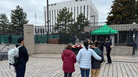 سفير روسيا لدى واشنطن يضع زهورا أمام مبنى السفارة حدادا على ضحايا هجوم كروكوس الإرهابي (صور+فيديو)