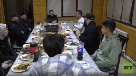 الشيشان.. الوزير دوداييف يشارك عائلة فلسطينية الإفطار في رمضان (فيديو)