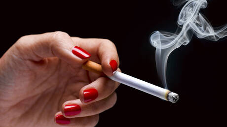 لماذا تدمن النساء التدخين أكثر من الرجال؟