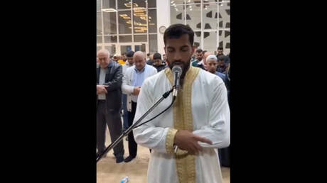 نجم منتخب الأردن يؤم المصلين في صلاة التراويح (فيديو)