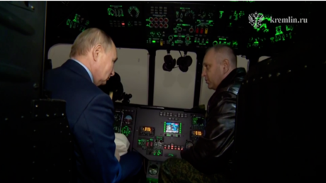بوتين يصف تجربته في قيادة المروحية (فيديو)
