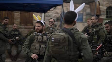 الجيش الاسرائيلي يتخذ من شابين فلسطينيين 
