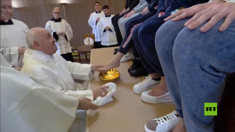 البابا فرنسيس يغسل ويقبل أقدام السجينات في مراسم خميس العهد التقليدية