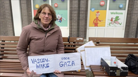 بروفيسورة هولندية تنظم "وقفة صيام من أجل غزة"