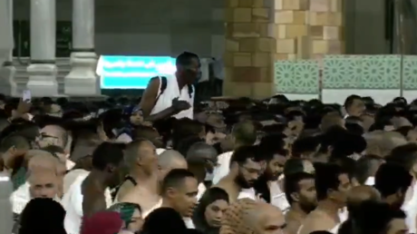 معتمر "عملاق" في الحرم المكي يثير تفاعلا كبيرا على السوشيال ميديا (فيديو)
