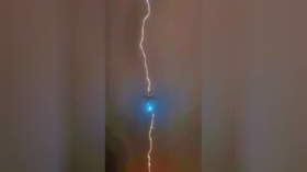 شاهد لحظة ضرب صاعقة برق لطائرة ركاب مدنية أقلعت لتوها من مطار كندي