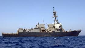 بالصواريخ والمسيرات.. الحوثيون يستهدفون سفنا ومدمرات أمريكية في البحر الأحمر وخليج عدن
