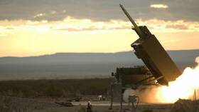 خبير عسكري يقيّم احتمال وصول الصواريخ الأمريكية الجديدة من طراز MLRS إلى أوكرانيا