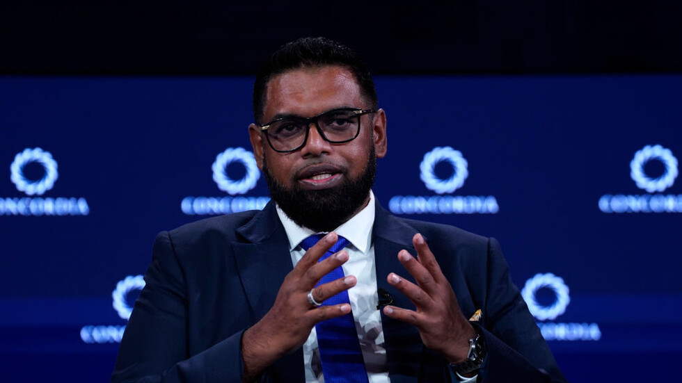 رئيس غويانا يلقن صحفيا بريطانيا درسا بعد سؤال عن النفط وانبعاثات الكربون  (فيديو)