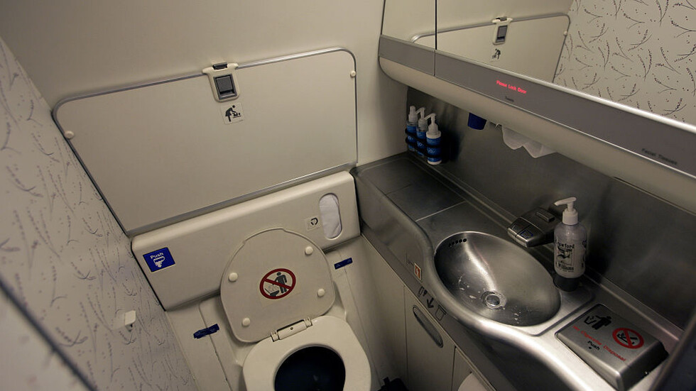 "فاض المرحاض".. طائرة أمريكية تعود أدراجها