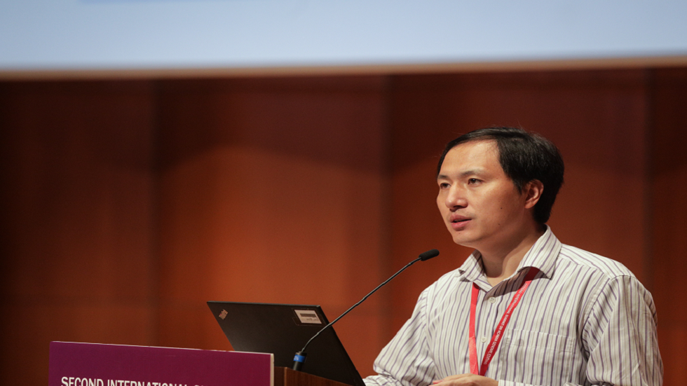 رغم سجنه.. عالم صيني 