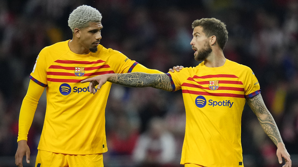 مُدافع نادي برشلونة مارتينيز يفقد أعصابه ويشتبك مع مشجع خارج الملعب (فيديو)