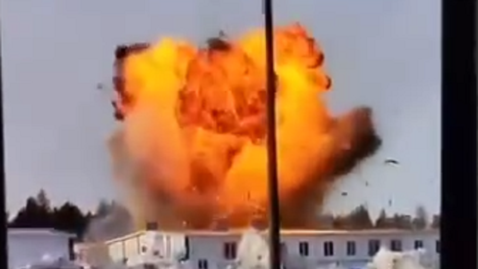 شاهد.. لحظة انفجار مسيرة استهدفت سكنا للعمال في مدينة صناعية روسية