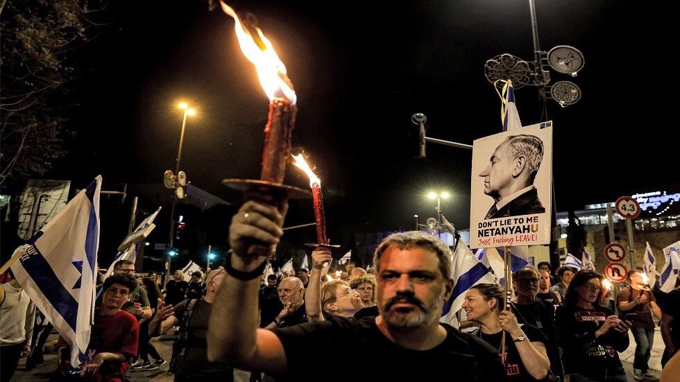 متظاهرون إسرائيليون يحاولون اقتحام مقر إقامة نتنياهو وعشرات الآلاف يطالبون بإقالته وإعادة الأسرى