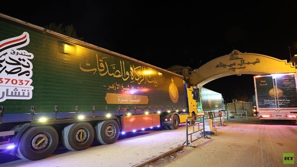 تمهيدًا لدخولها غزة.. وصول القافلة السادسة لبيت الزكاة والصَّدقات المصري إلى معبر رفح البري (صور)