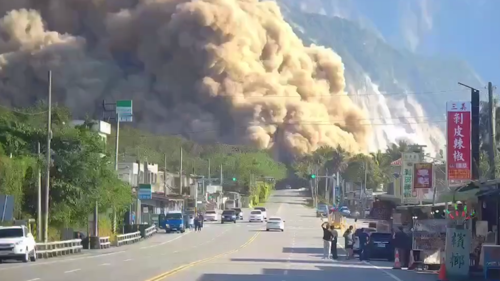 لقطات تحبس الأنفاس.. سائق ينجو بأعجوبة بعد انهيار جبلي هائل بسبب زلزال تايوان