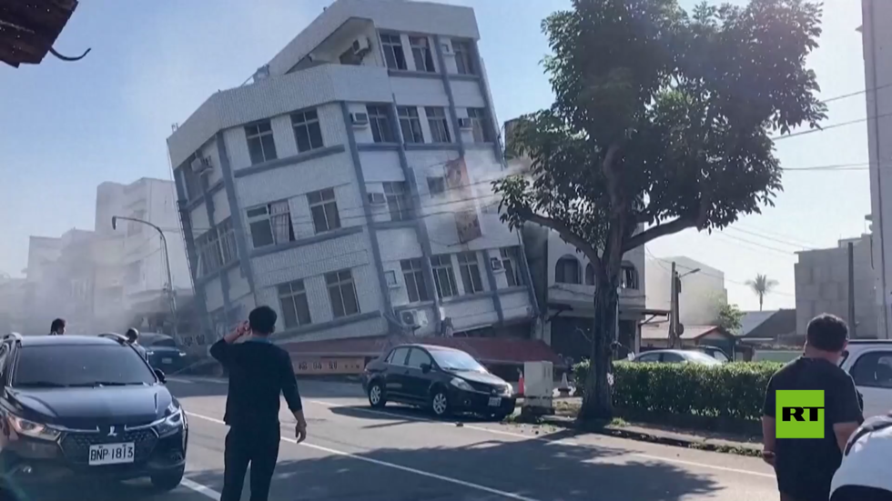 اللحظات الأولى بعد وقوع زلزال مدمر في تايوان