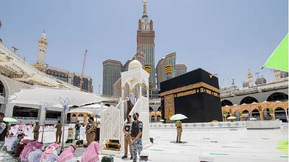 عميد سعودي يكشف عن تفاصيل خطة جماعة "جهيمان" عام 1979 لتهريب الأسلحة إلى داخل الحرم (فيديو)