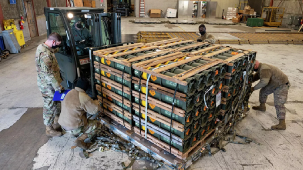 صحيفة: لدى أوكرانيا القليل من القذائف الفعالة ضد الدبابات الروسية والكثير من القذائف العنقودية