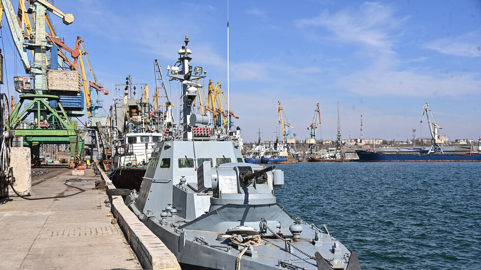 القوات الروسية تقصف مطارا أوكرانيا يتم إعداده لاستقبال مقاتلات 