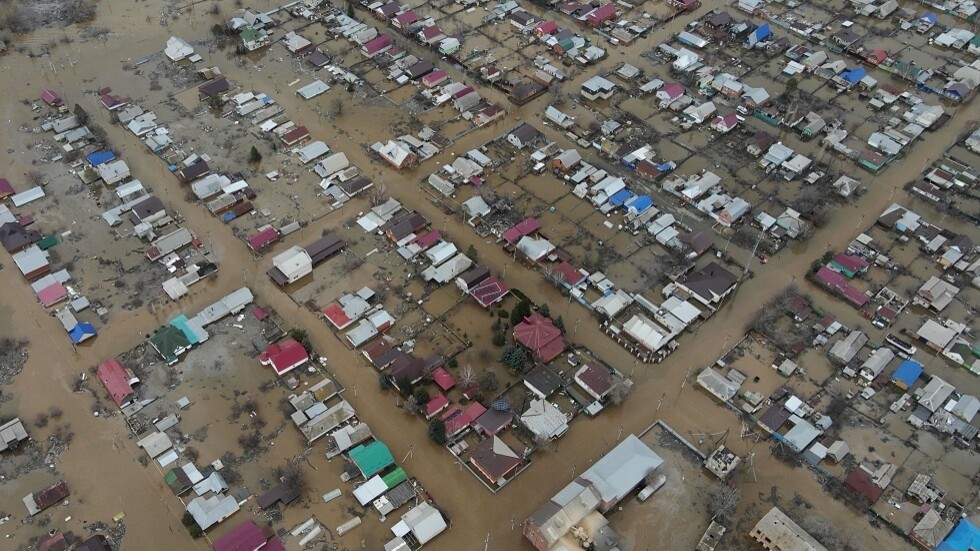 انهيار جزء آخر من السد في مدينة أورسك الروسية (فيديو)