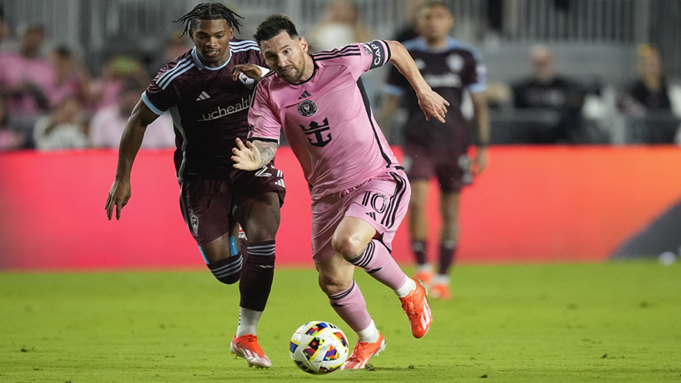 سجل هدفا وساهم في الثاني.. عودة موفقة لميسي مع إنتر ميامي بعد نحو شهر من الغياب (فيديو)