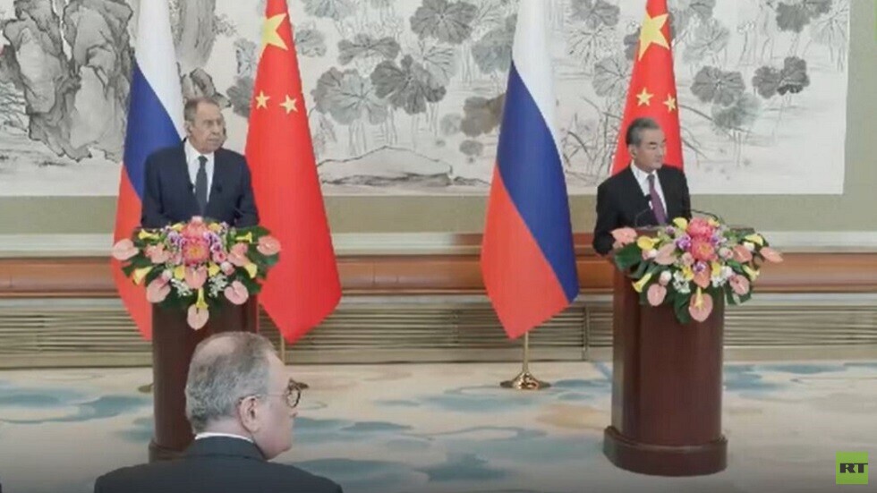 "الرد المزدوج" على "الاحتواء المزدوج".. لافروف ووانغ يؤكدان مواقف روسيا والصين إزاء الملفات الساخنة