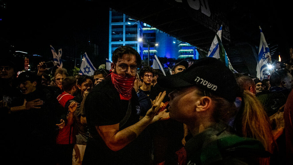 إسرائيل.. توقيف سائح أمريكي تحرش بضابطة شرطة وشتمها بألفاظ نابية (فيديو)