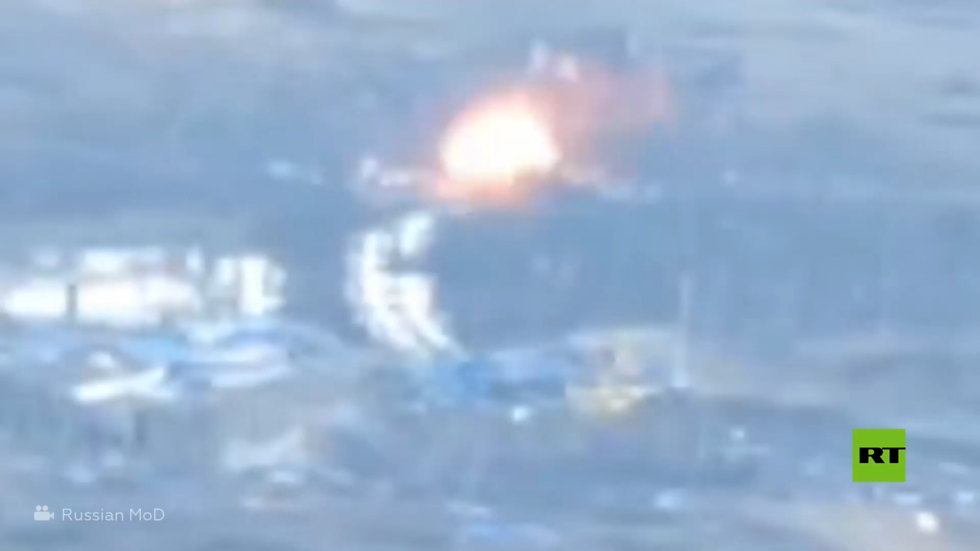 العسكريون الروس يدمرون مركبة "برادلي" ومواقف مموهة للقوات الأوكرانية