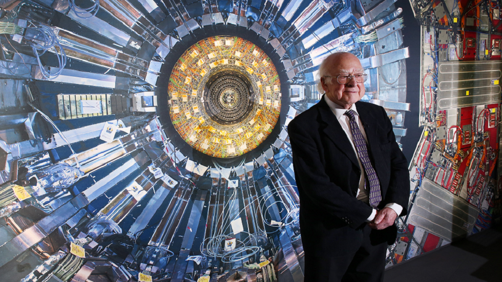 وفاة مكتشف "جسيم الآله" الحائز جائزة نوبل في الفيزياء